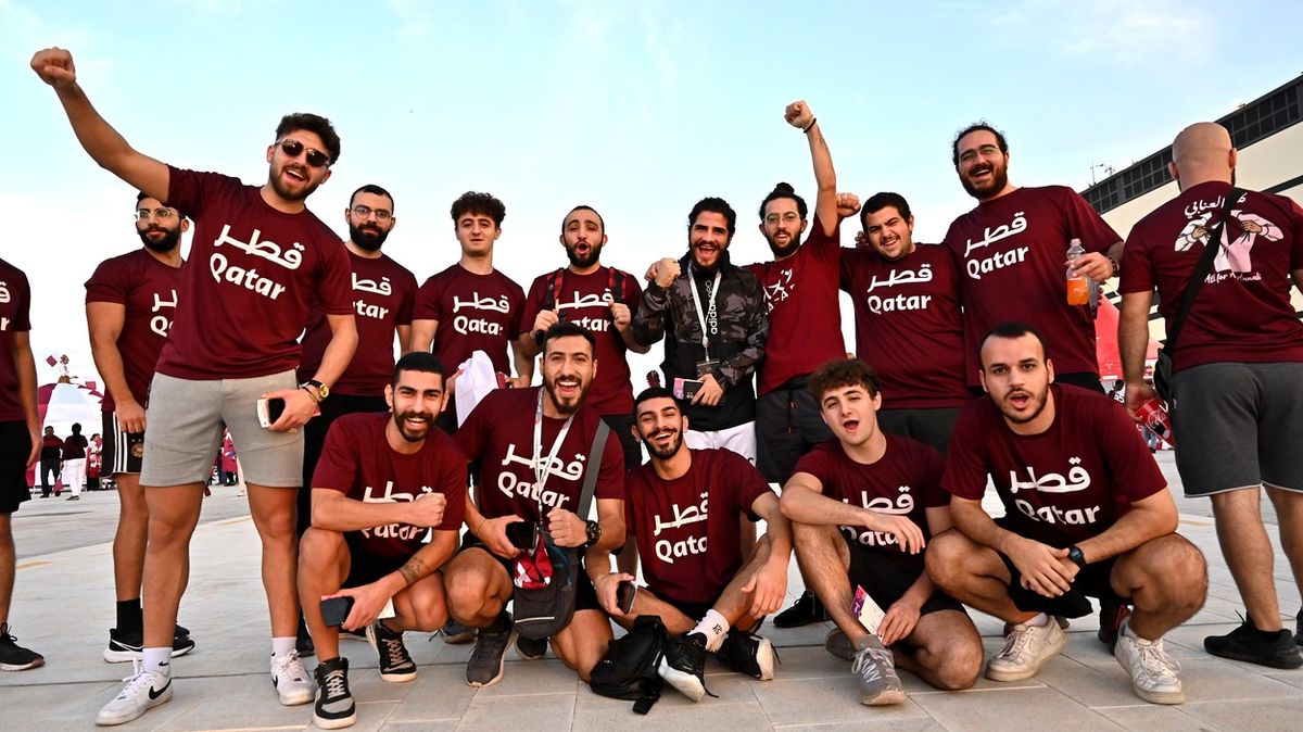Láska k fotbalu? Kataru tleskají placení fandové